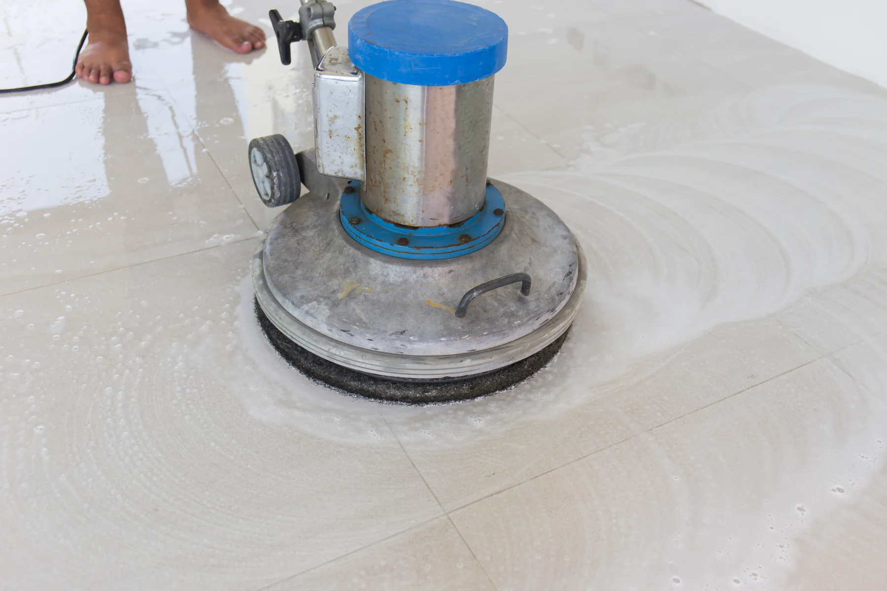 Mesin scrubber memoles lantai keras