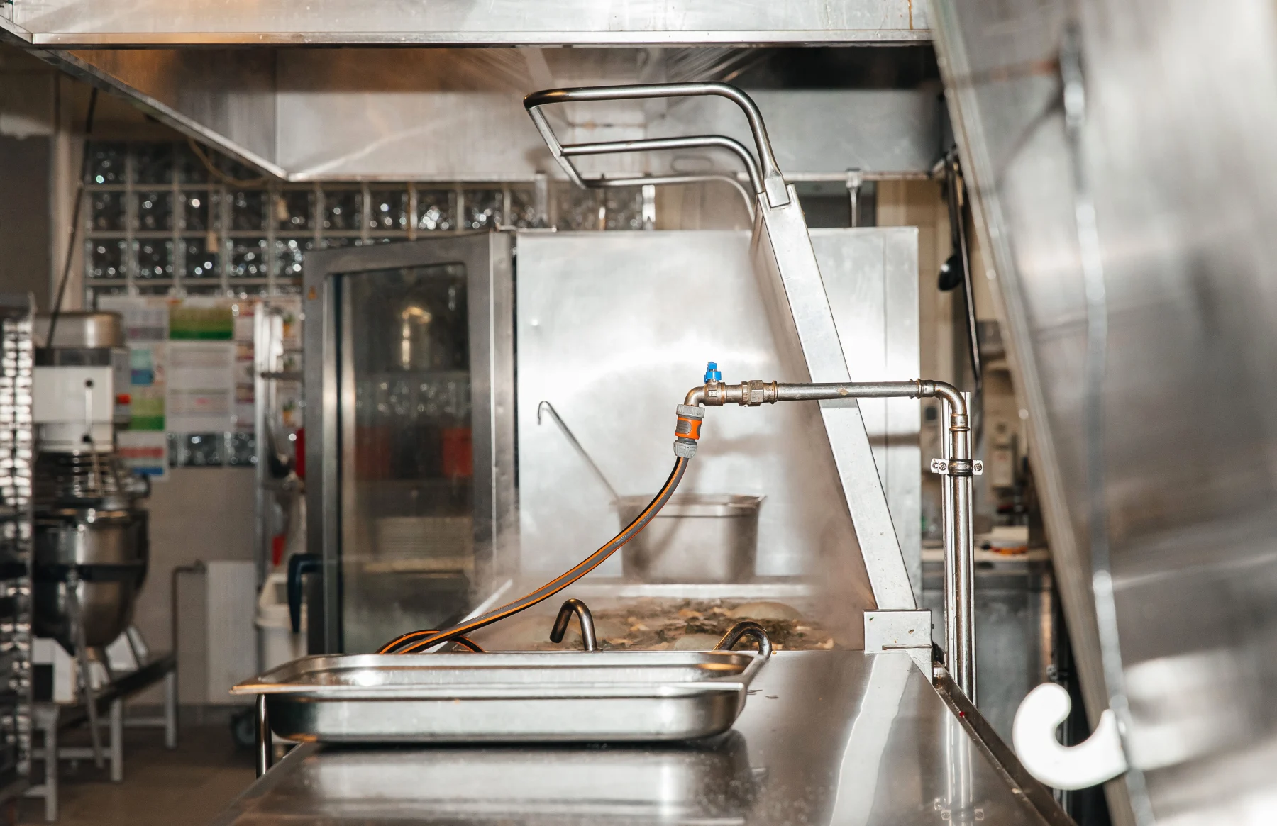 Peralatan stainless steel di dapur komersial restoran