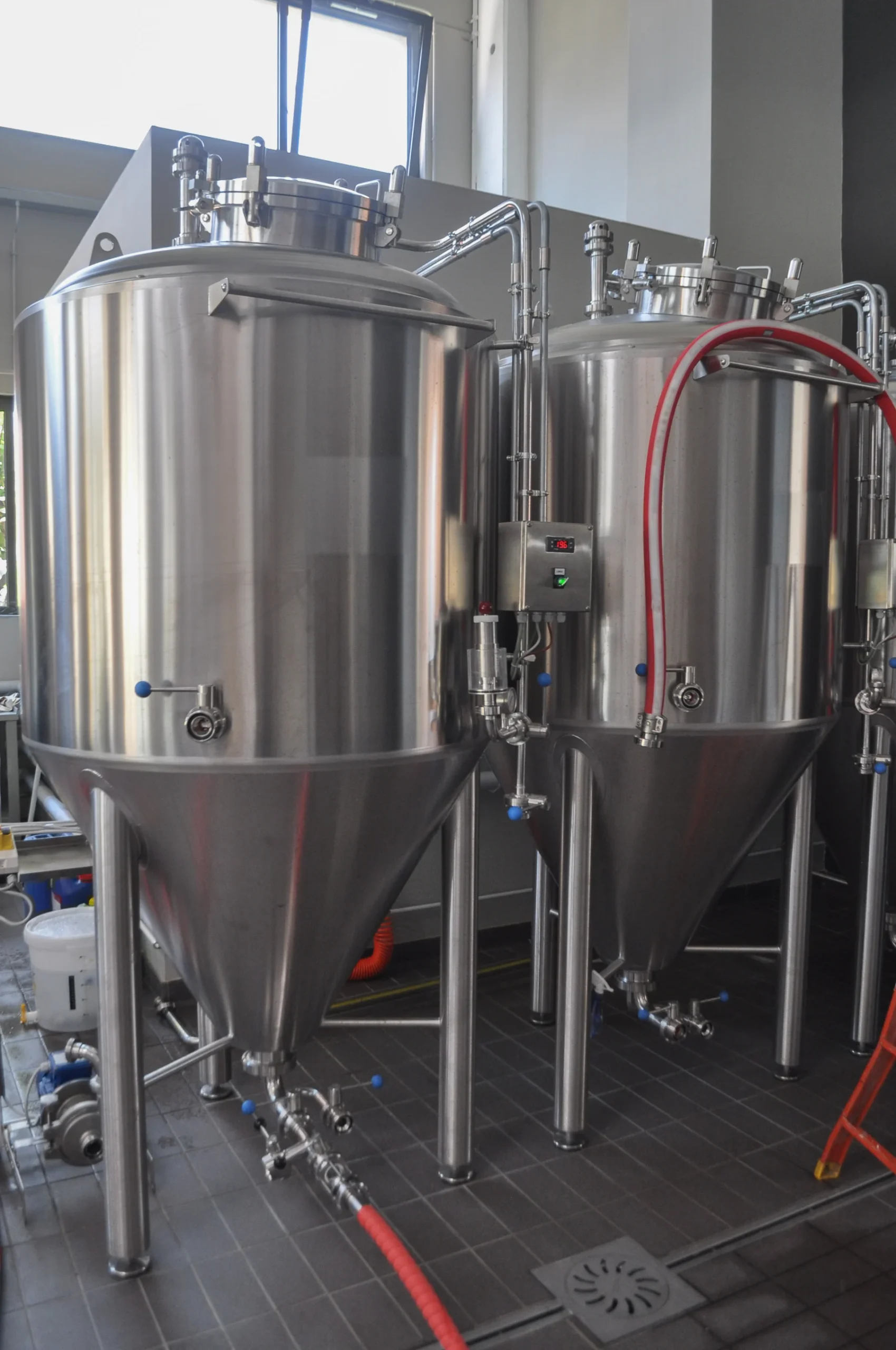 Tangki fermentasi stainless steel di brewery