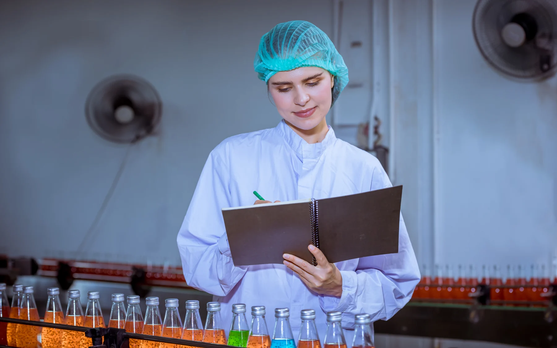 Petugas mutu memeriksa produk di lini produksi
