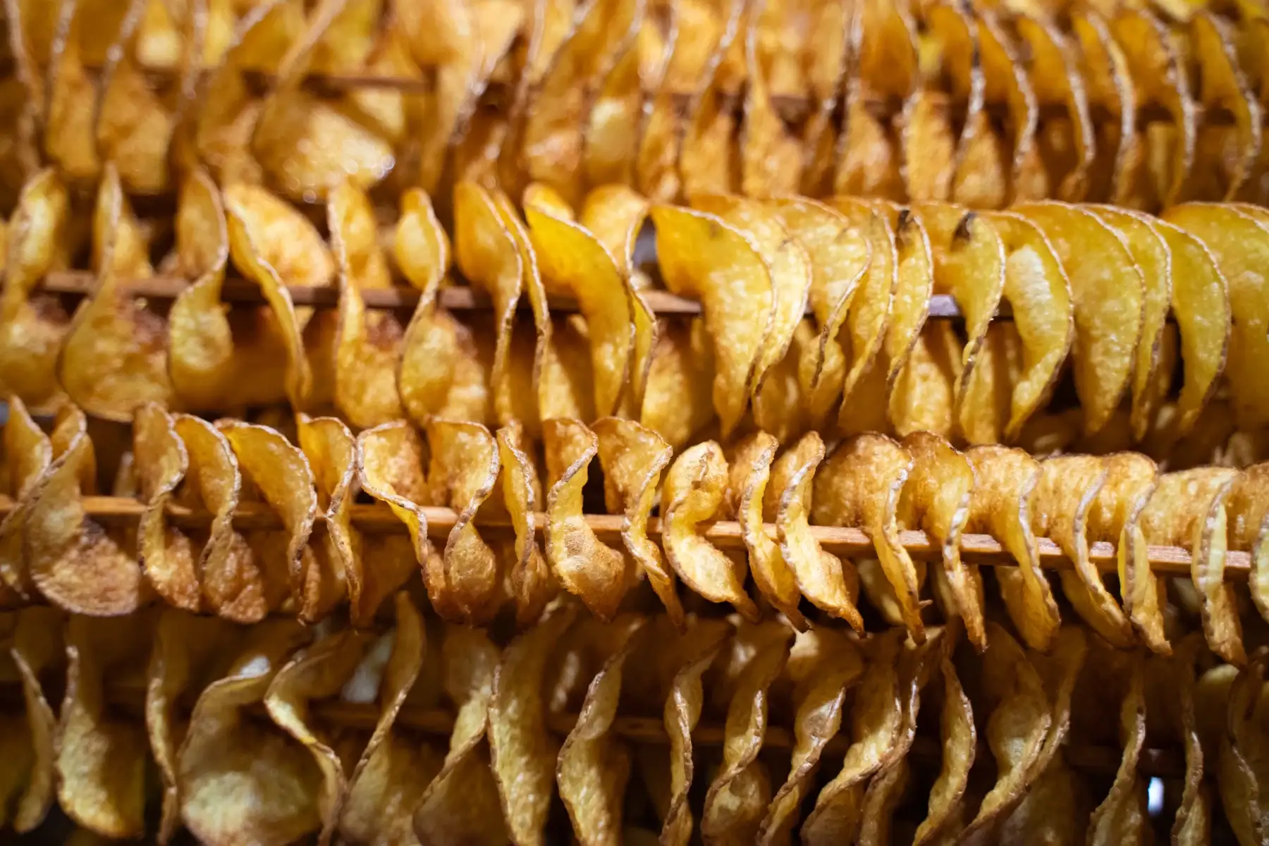 Keripik kentang di lini produksi snack