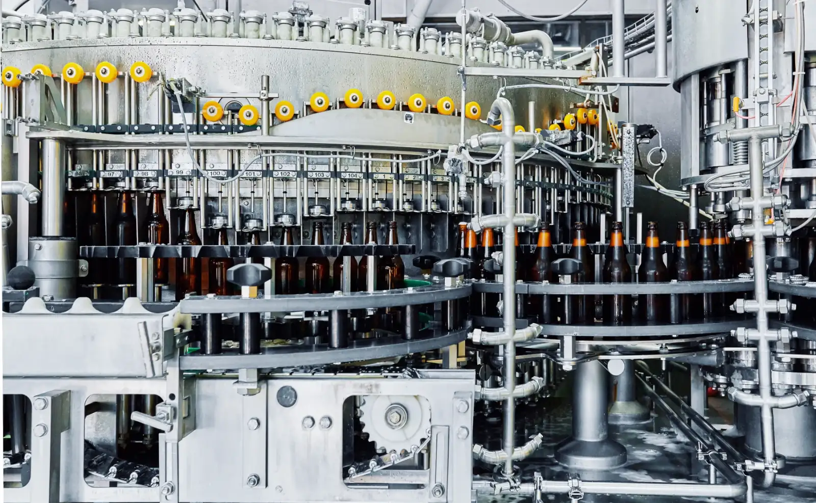 Mesin industri untuk proses pembotolan minuman