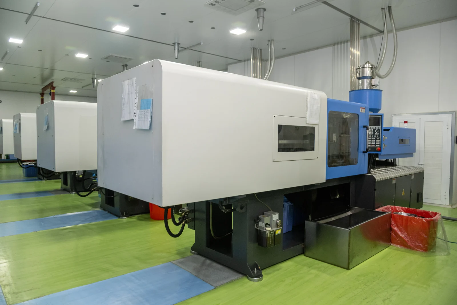 Deretan mesin injection molding di pabrik plastik