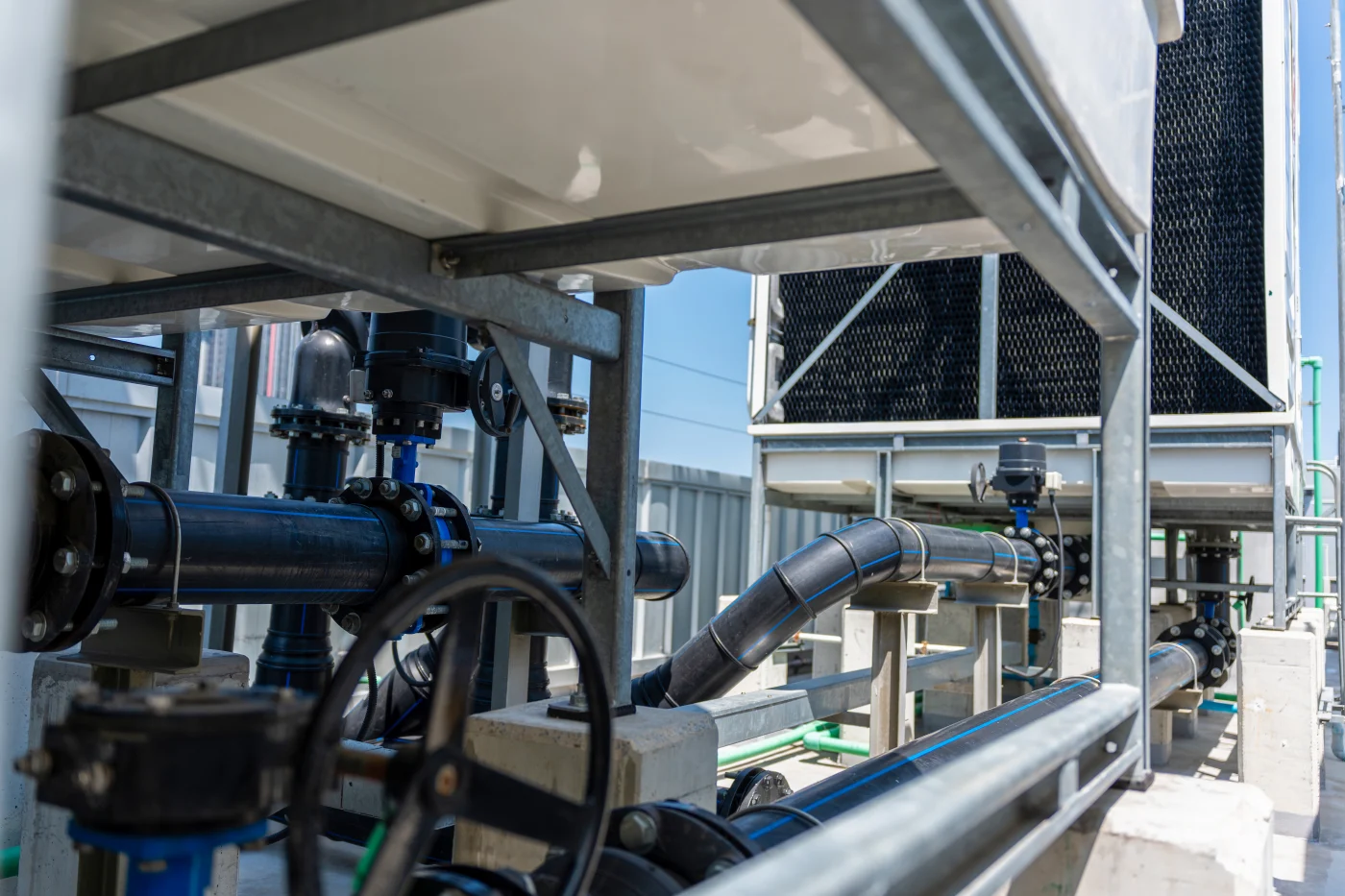 Sistem perpipaan dan katup air di area cooling tower industri