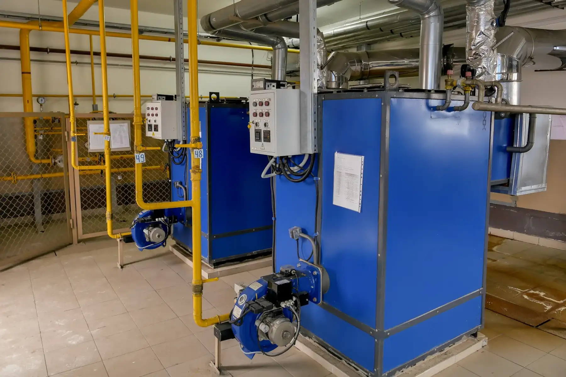 Ruang boiler industri dengan boiler gas untuk pemanasan