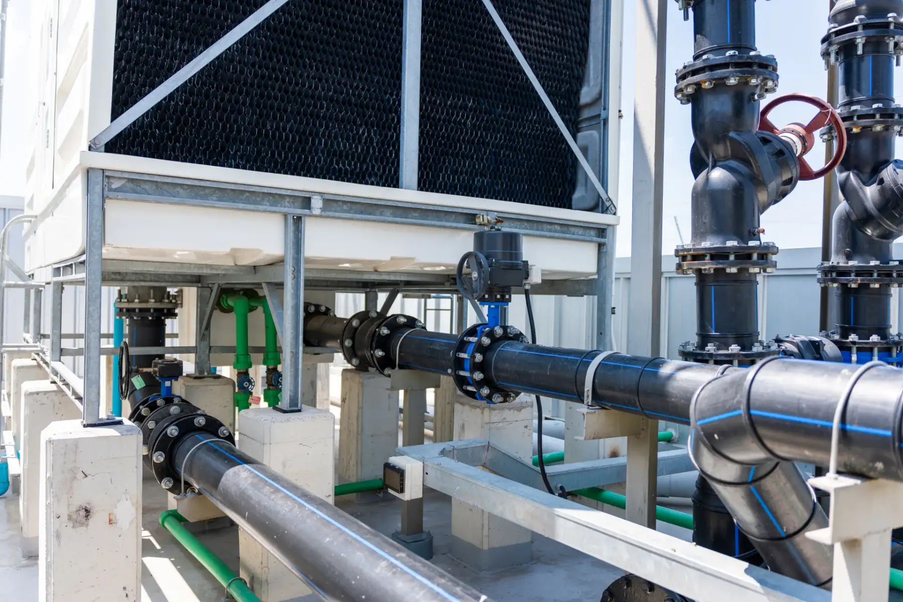 Perpipaan dan katup kontrol sistem air pendingin HVAC komersial